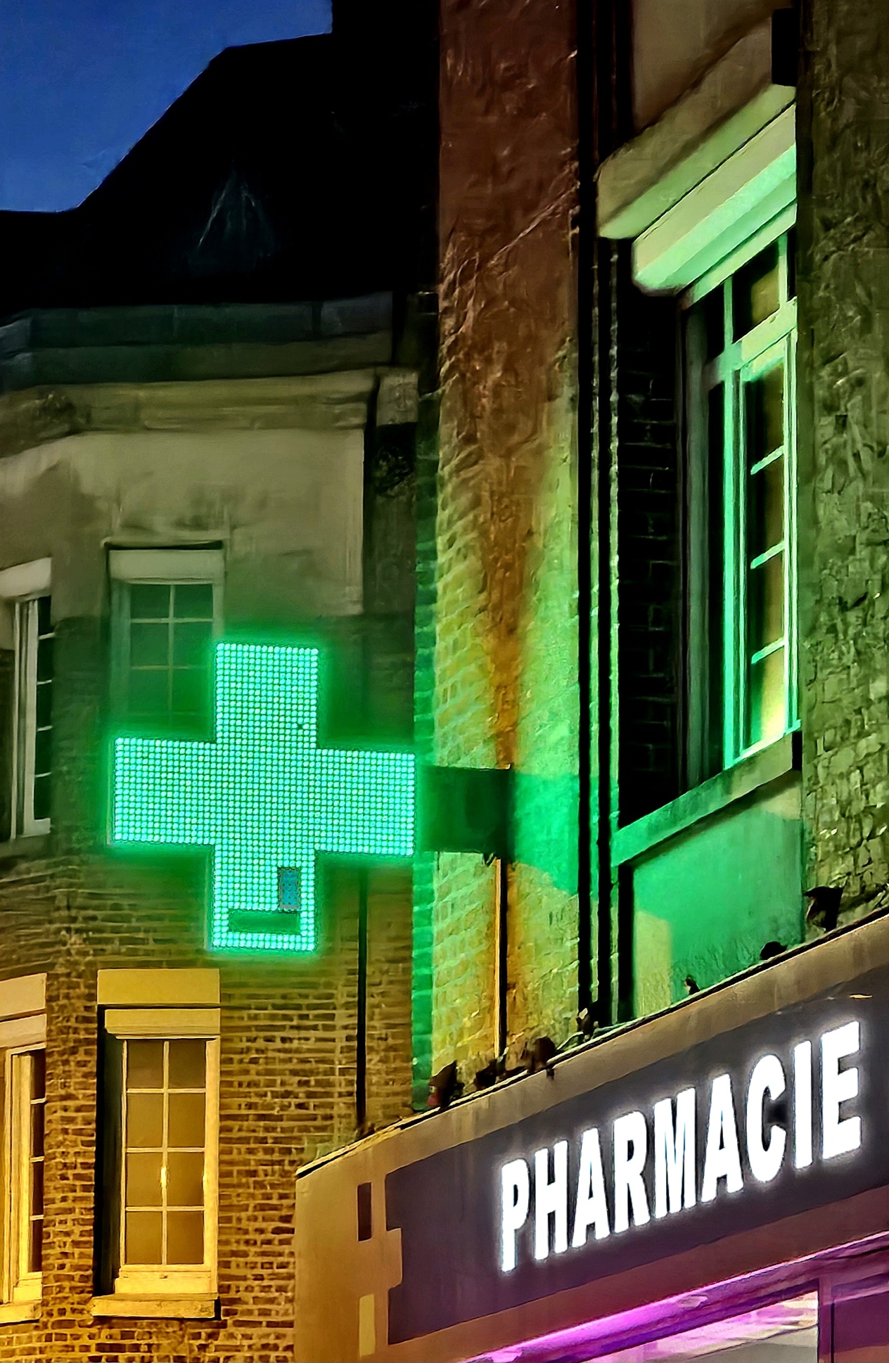 Croix lumineuse d'une pharmacie.jpg