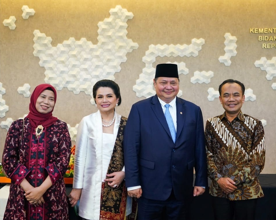 Airlangga Hartarto bersama istri saat penyambutannya kembali sebagai Menteri Koordinator Bidang Perekonomian RI (2024).j