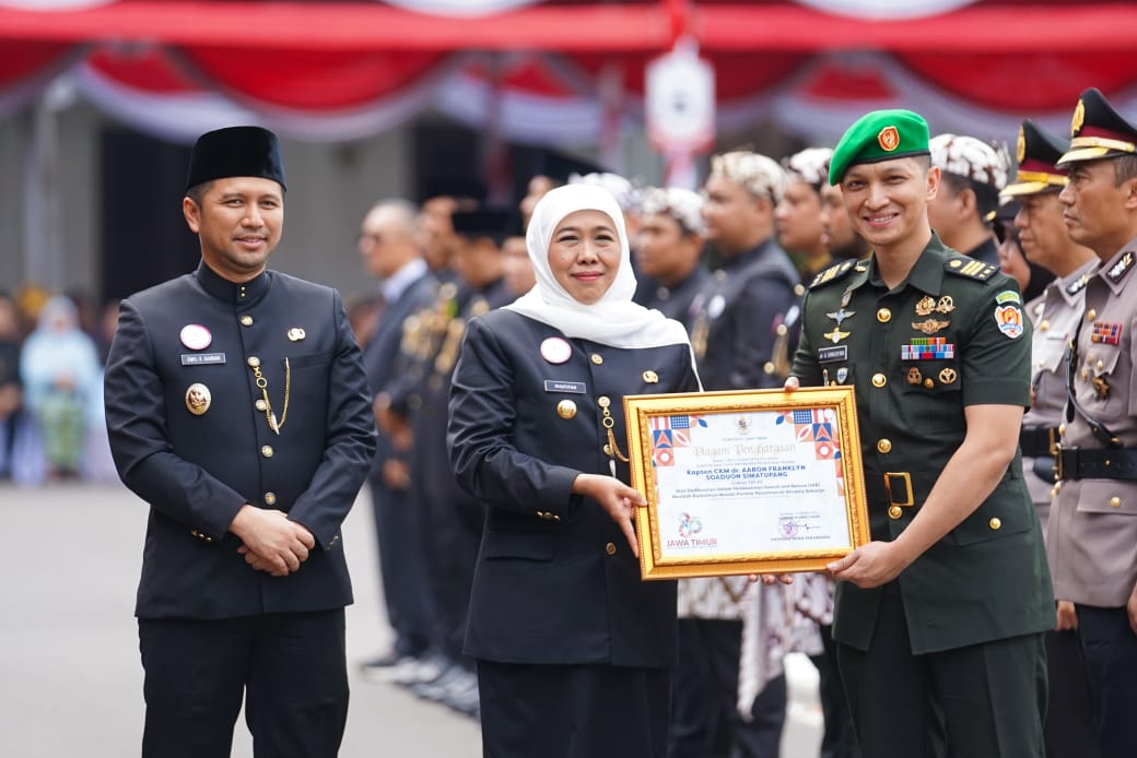 Aaron Franklyn Soaduon Simatupang bersama gubernur.jpg