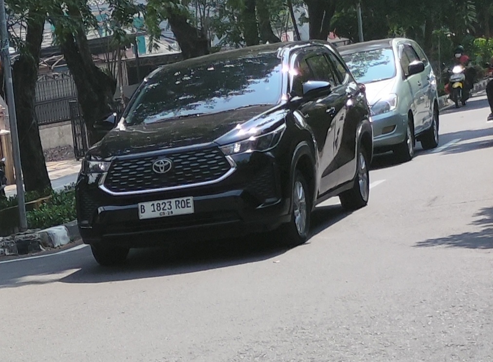 Toyota Kijang Innova Zenix (Front), Jakarta, Indonesia.jpg