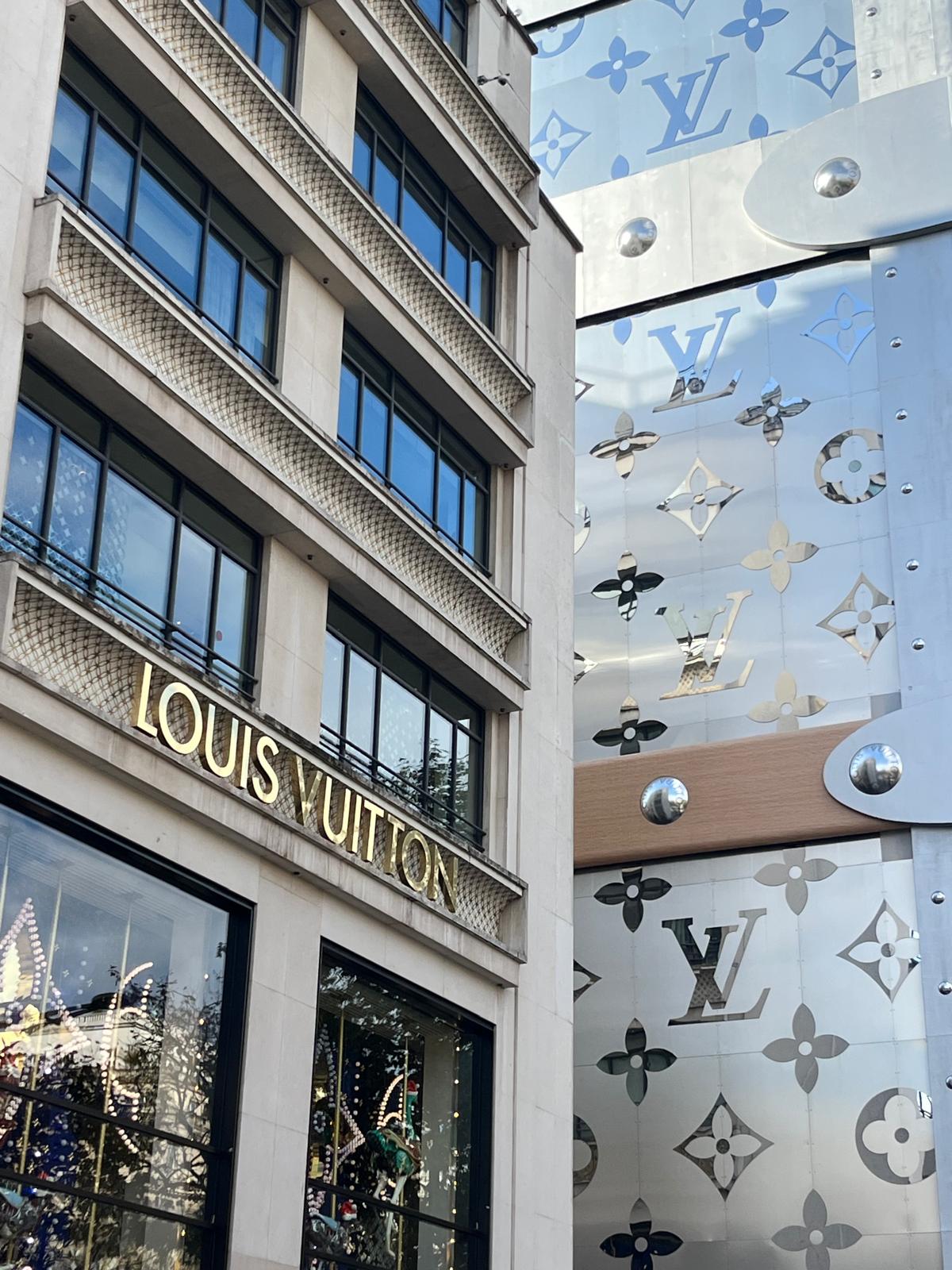 Tienda Louis Vuitton París.jpg