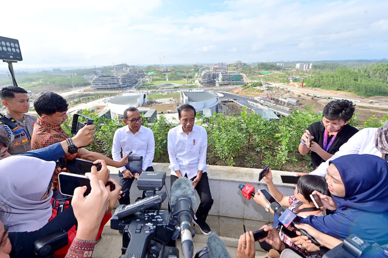 Joko Widodo and the media crew at the Garuda Palace, Nusantara.jpg